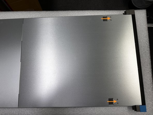  Das Ger&auml;t muss sich &ouml;ffnen lassen, indem man die beiden Rechtecke zusammendr&uuml;ckt und die Abdeckung nach vorne schiebt. 